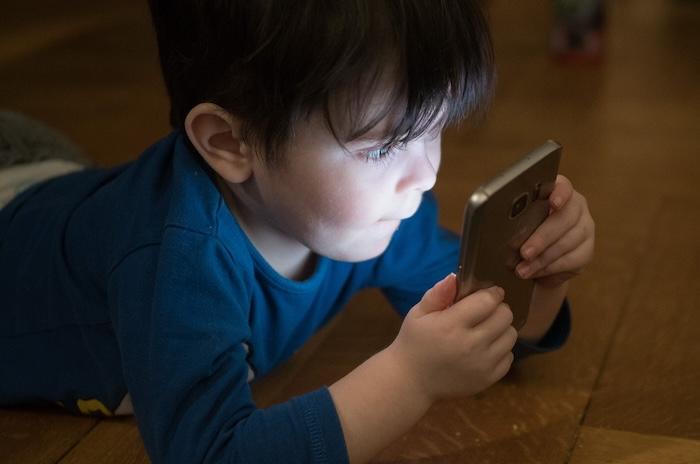 un enfant espagnol devant un écran