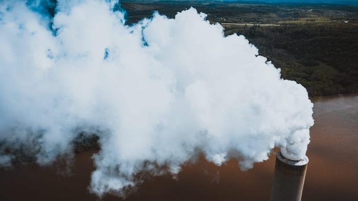 un nuage de pollution sortant d'une cheminée d'usine à valencia 