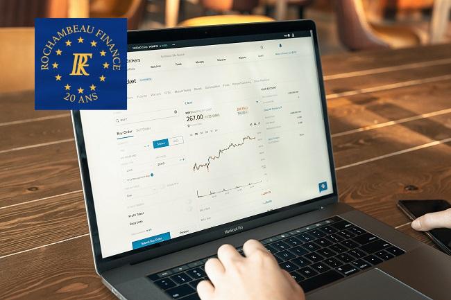 un ordinateur avec le logo rochambeau finance