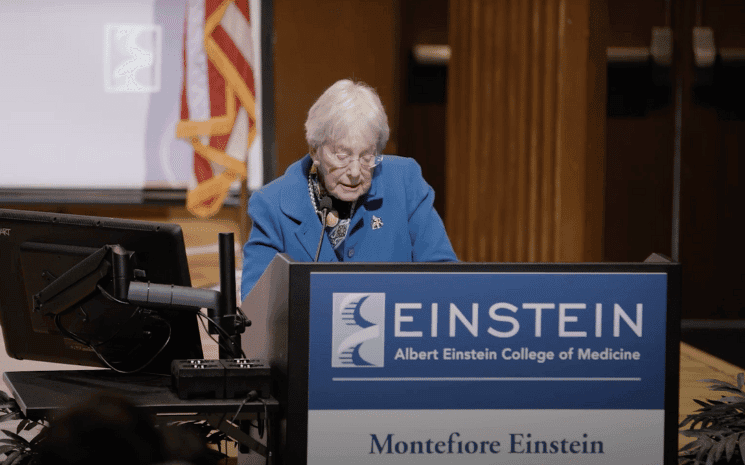 Ruth Gottesman lors de l'annonce à l'Albert Einstein College of Medicine