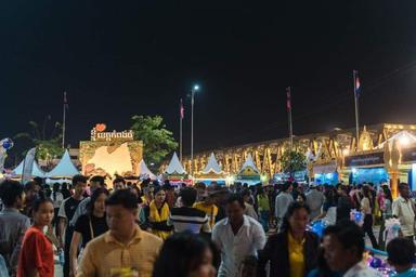 Des milliers de touristes nationaux et internationaux participent à la célébraton du 7e Festival de la rivière dans la province de Kampong Thom en 2023. (Photo : Ministère du Tourisme)