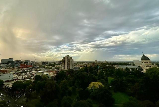 Aprés une journée aux températures avoisinant 38 degrés, de violents orages se sont abattus sur Melbourne ce jeudi 22 Fevrier 2024