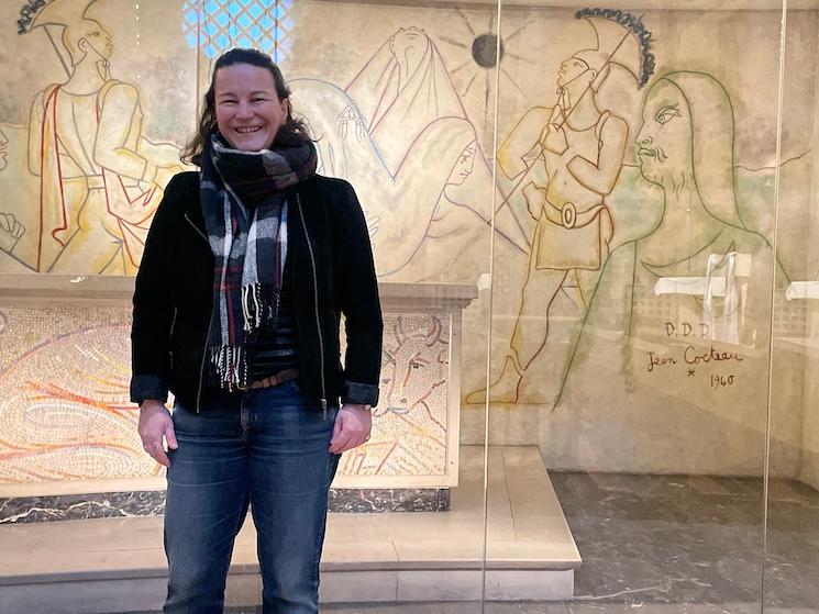 Blandine de Raulin devant la fresque de Jean Cocteau à Notre-Dame de France, Londres 