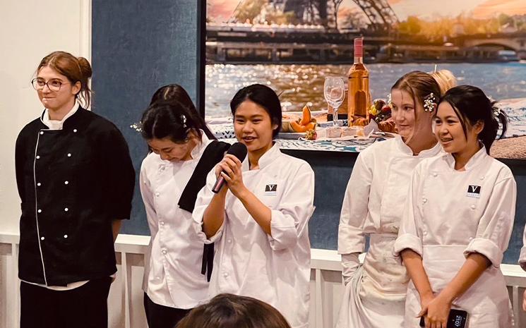 Etudiants de l'ecole hoteliere Vatel en Thailande durant une presentation