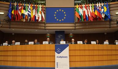 Juanma Moreno, à la table de l'hémicycle du Parlement européen.