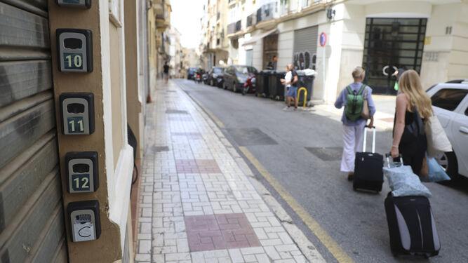 Deux touristes devant des appartements touristiques dans le centre de Malaga (@malagahoy_es)