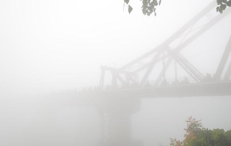 Un épais brouillard a frappé Hanoï