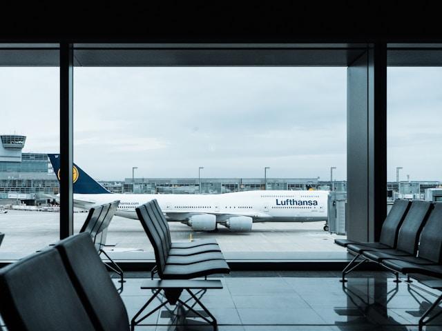 Avion de la Lufthansa vu depuis l'intérieur d'un aéroport vide