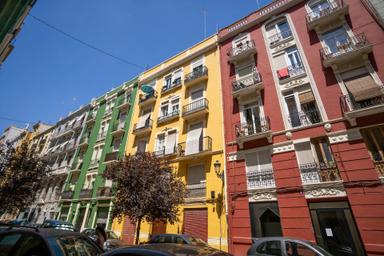 des facades colorees de batiments dans le quartier de ruzafa a valencia