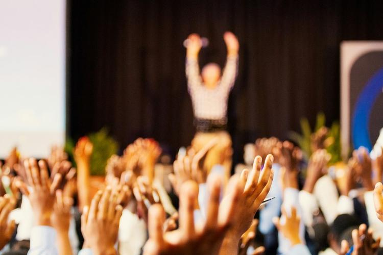 Une femme diplomate qui parle à sa communauté française 