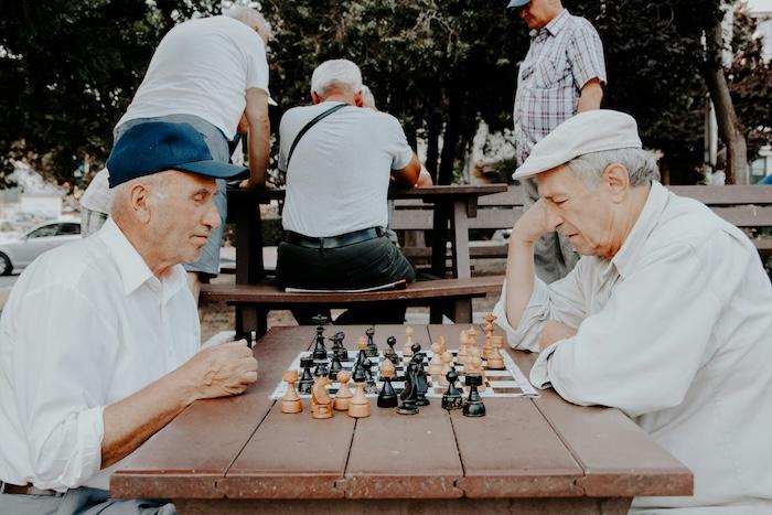 des seniors dans parc en Espagne