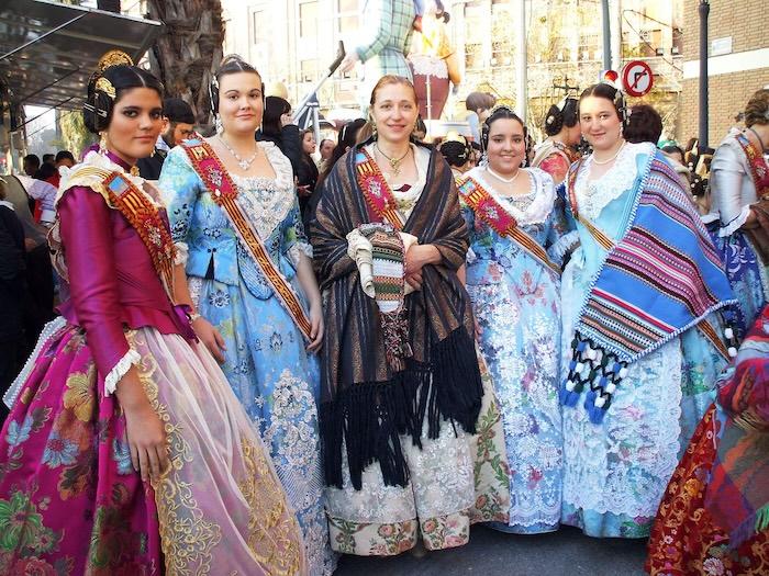 De jeunes Falleras pendant les Fallas à Valencia