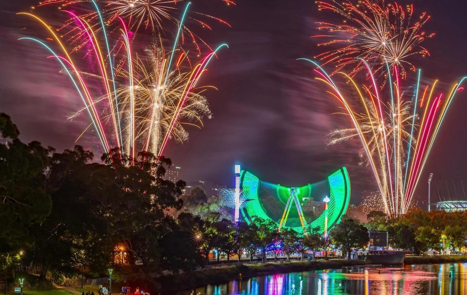 Feu d'artifice du Moomba Festival, Melbourne, pendant le week-end prolongé de la fête du travail 2024