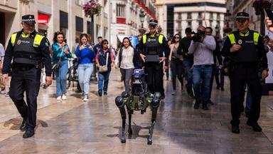 Un chien robot patrouille avec la police locale à Malaga