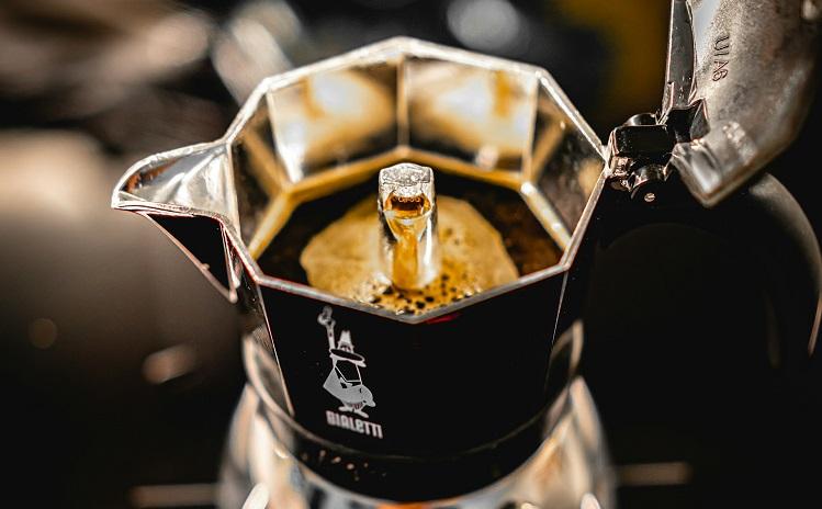 café dans une cafetière italienne Bialetti