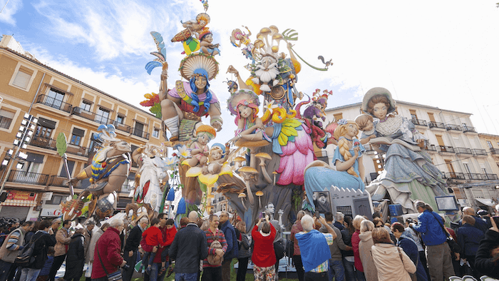 un ninot géant pendant la fete des Fallas à Valencia