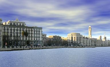 immeubles le long de la mer en italie