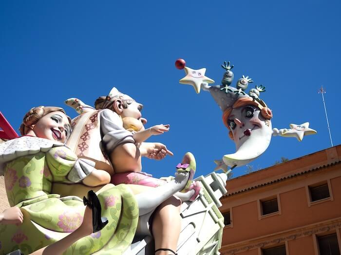 ninots dans le quartier du carmen à valencia pendant les fallas