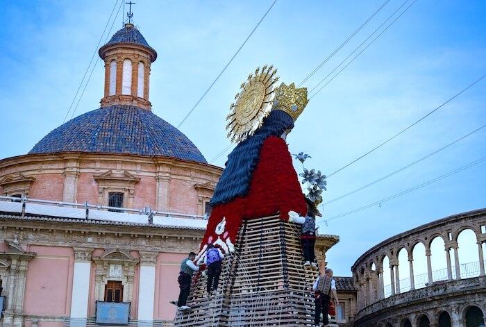 virge de los desemparados de dos avec son manteau de fleurs lors de l'ofrenda sur la plaza de la virgen à valencia