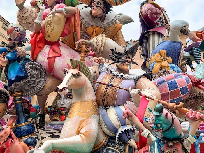 ninots en forme de chevaux et cavaliers pour les fallas à valencia
