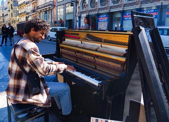 l'artiste siyels en train de jouer du piano sur la plaza de la reina à valencia