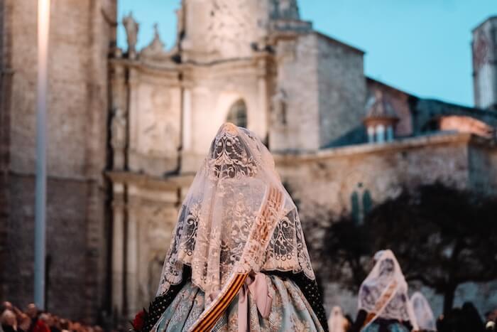 fallera de dos à valencia pendant les Fallas 2024