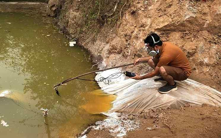 L'équipe a prélevé des échantillons d'eau à plusieurs endroits le long du canal, dans la rivière Nam Khan et dans le Mékong afin d'évaluer les effets de la marée noire. Photo : MRC / Chandaly Mao