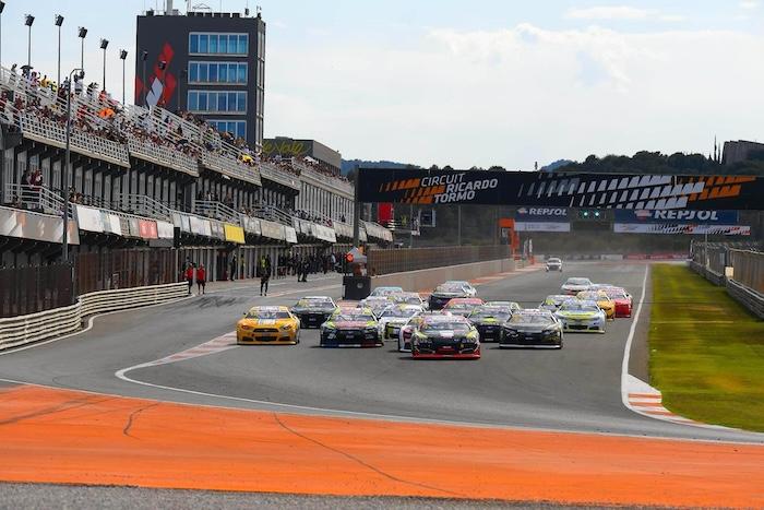 voitures sur le circuit euro nascar à valencia