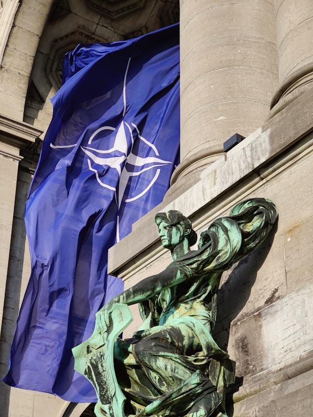 drapeau de l'OTAN flottant au Cinquantenaire (Bruxelles, Belgique)