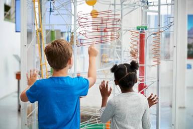 des enfants dans un musée de barcelone