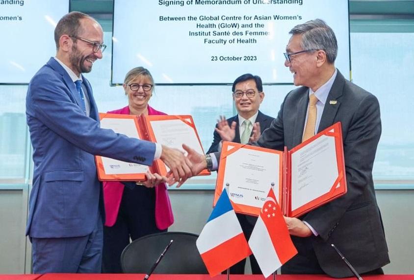 Le professeur Tan Eng Chye, président de la NUS, et le professeur Edouard Kaminski, president de l'université Paris Cité signent l'accord de coopération pour promouvoir la santé et le bien-être des femmes.