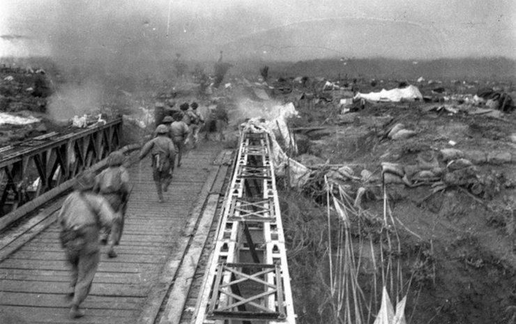 Le pont Muong Thanh en 1954, franchi par les Bo Doï, sous le feu de la mitraille.