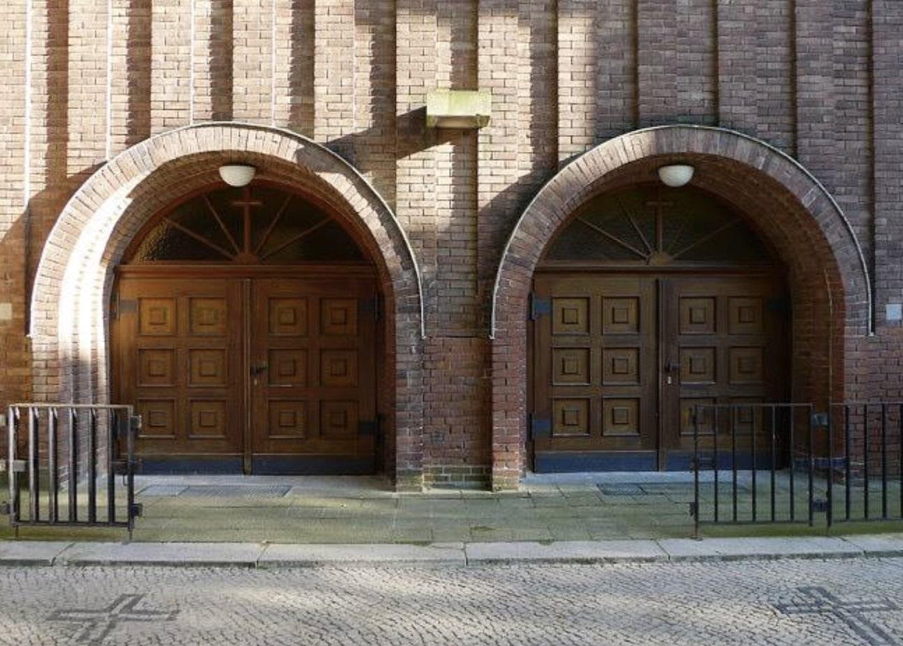 Deux portes, entrée de l'église.