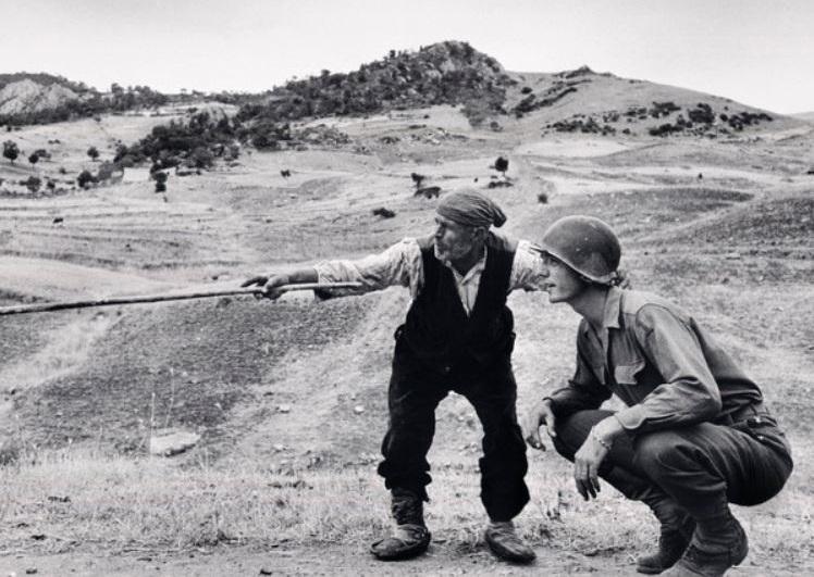 photo en noir et blanc d'un paysan et soldat