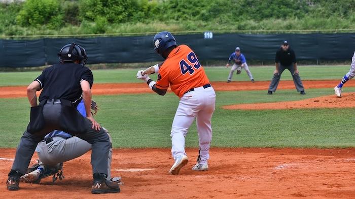 un joueur de baseball en train de tirer à valencia 