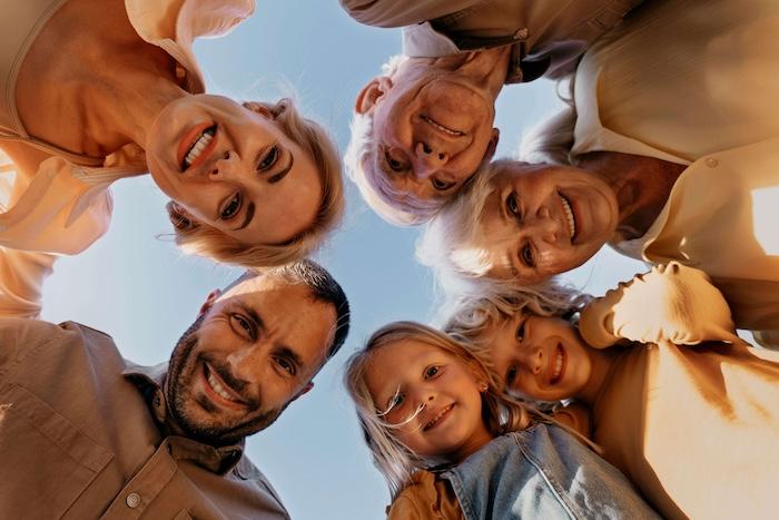 visages souriants de personnes de différentes générations dans une famille valencienne à valencia en 2024