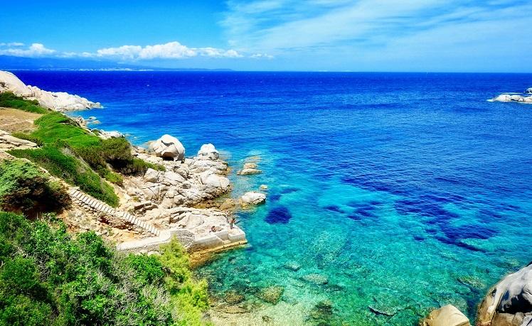 eau turquoise de la mer en Sardaigne