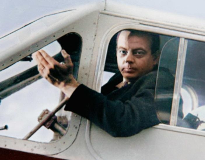 Antoine de Saint Exupéry est un aviateur et un écrivain.