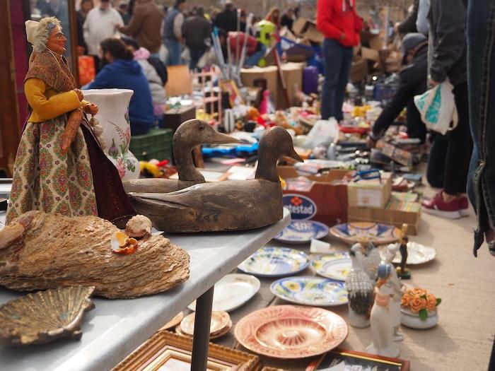 stand avec des objets à vendre dans un rastro de Valencia