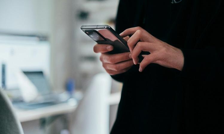 une femme utilise son smartphone