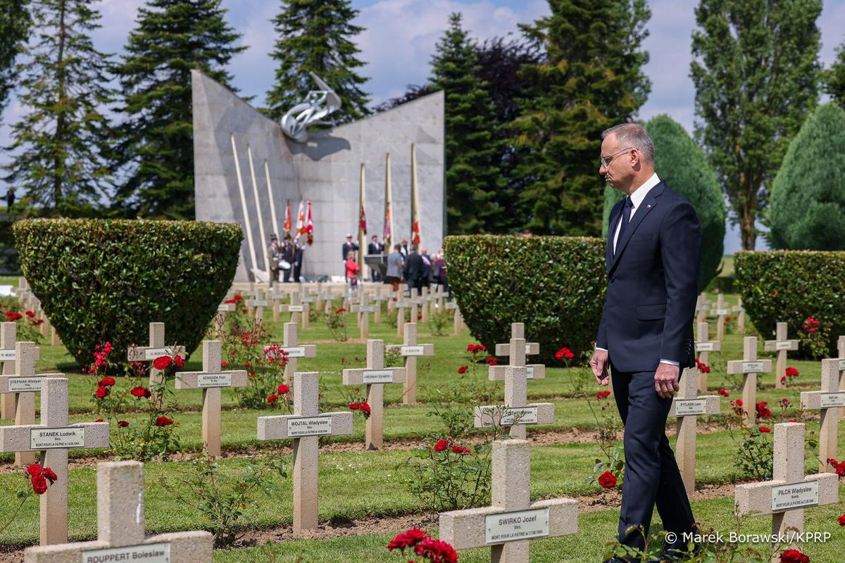 Andrzej Duda au cimetière polonais, 80 ans du Débarquement