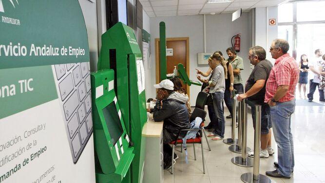 Chômeurs dans un bureau SAE (@diariosevilla)