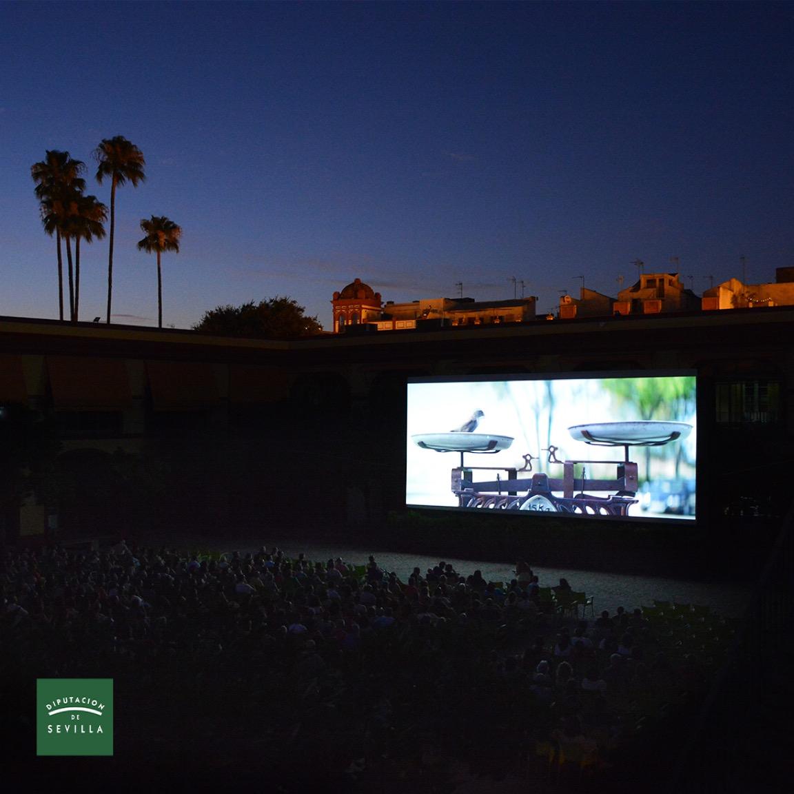 Cine de verano dans le patio de la Diputacion de Sevilla (@DIPUSEVI)