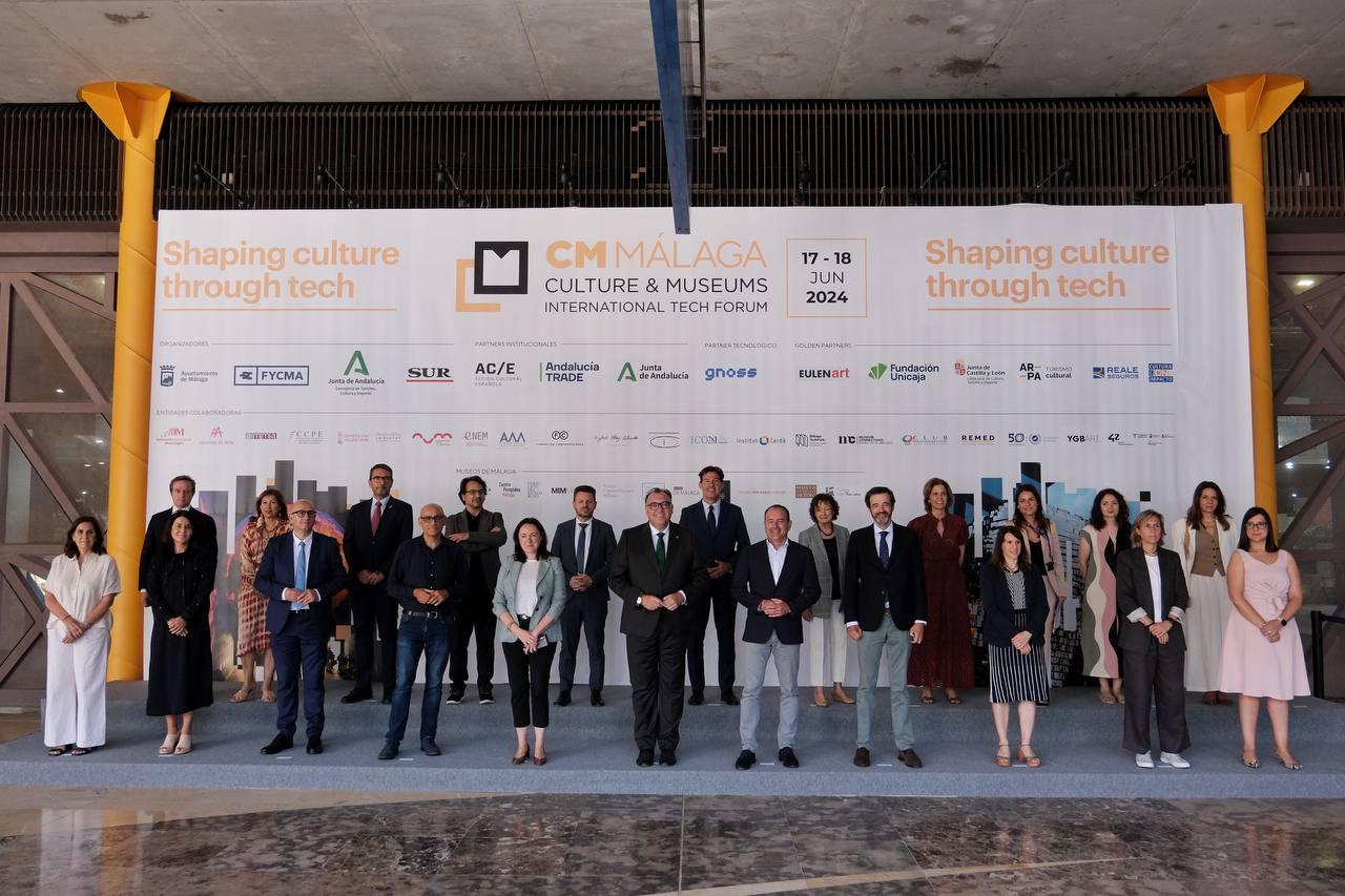 Le conseiller Arturo Bernal, avec des membres et participants au Forum technologique international Culture & Musées.