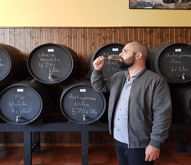 Gautier Romani goute un vin rouge