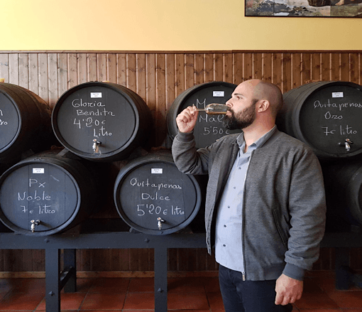 Gautier Romani goute un vin rouge