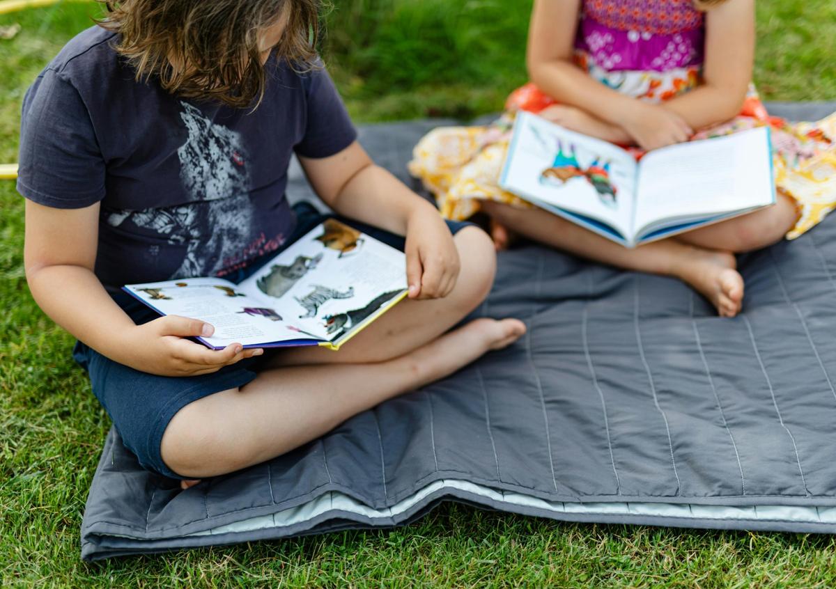 Enfants lisant un livre