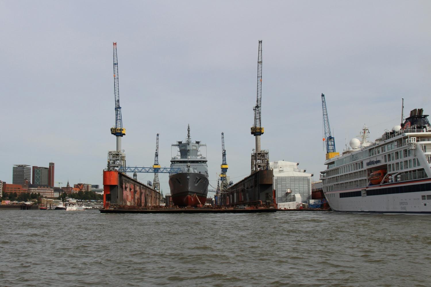 photo du port d'Hambourg et bateaux