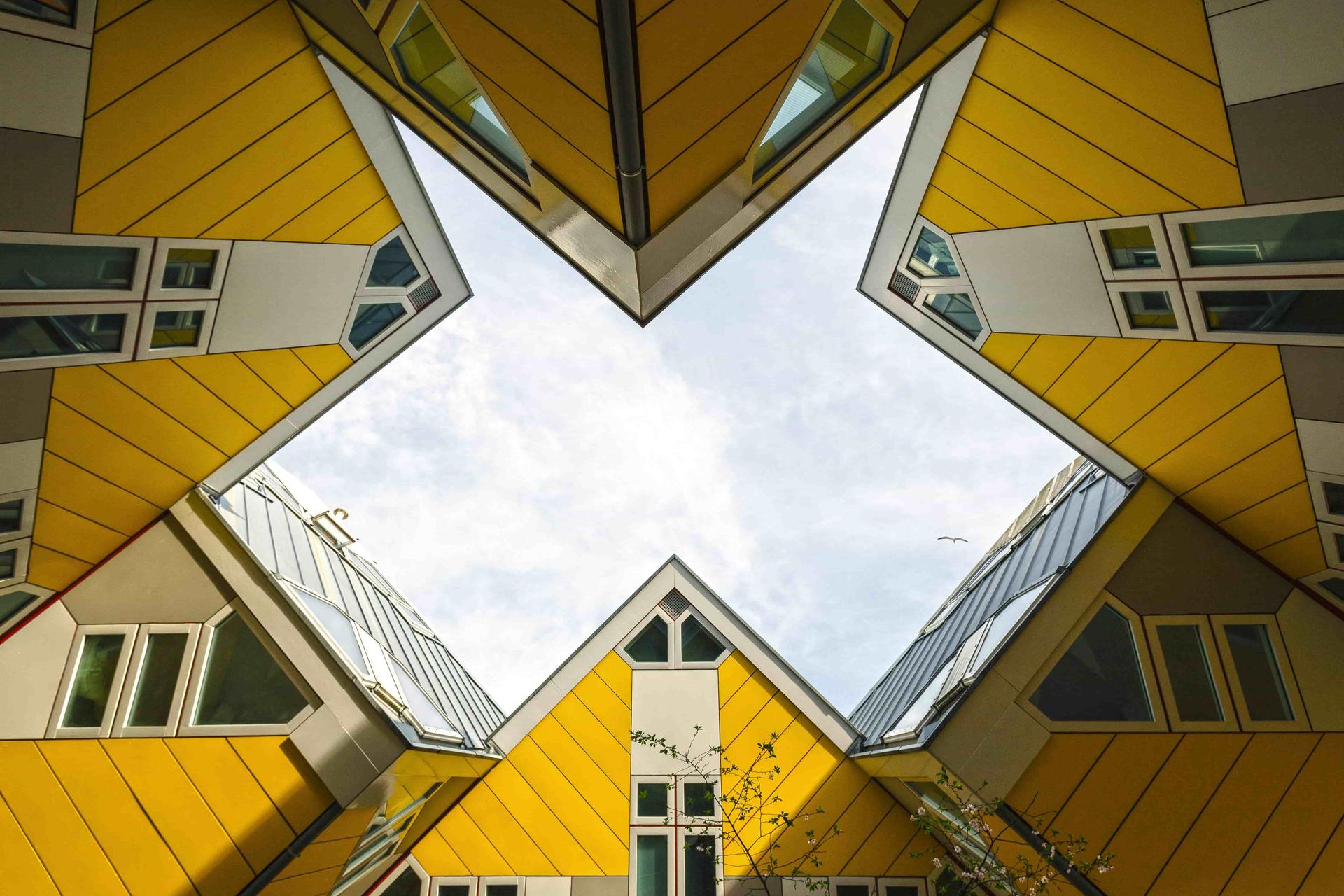 Les maisons cubiques sont un ensemble de maisons innovantes construites à Helmond et Rotterdam aux Pays-Bas, conçues par l'architecte Piet Blom.