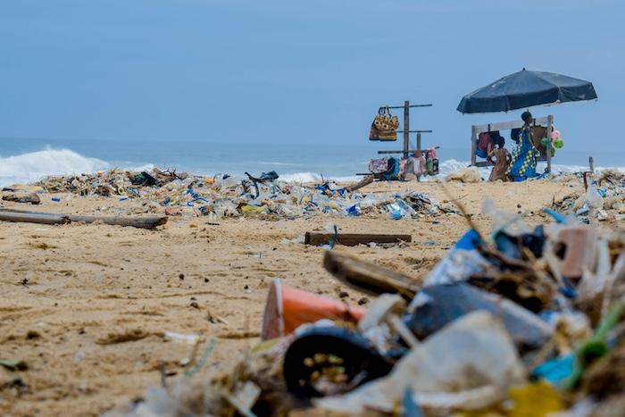 Une plage polluée en Espagne